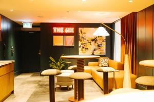 Un vestíbulo con un sofá, una mesa y sillas. en Union Hotel, en Toronto