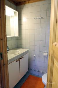 ein Badezimmer mit Waschbecken und Spiegel in der Unterkunft Holiday Home Hopukka F12 in Luosto