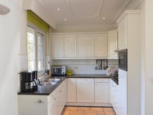 Η κουζίνα ή μικρή κουζίνα στο Villa in Lunteren with Heated Pool