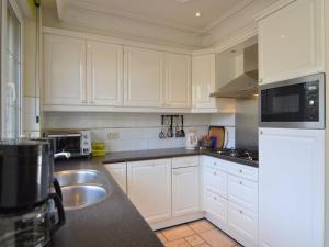 Η κουζίνα ή μικρή κουζίνα στο Villa in Lunteren with Heated Pool +22 φωτογραφίες