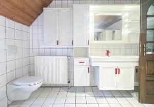 FriedeburgGroot Appartement - 10 Personen - 4 Slaapkamers - Perfect voor Teams & Monteurs - Friedeburg的带马桶和水槽的白色浴室