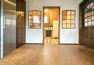 FriedeburgGroot Appartement - 10 Personen - 4 Slaapkamers - Perfect voor Teams & Monteurs - Friedeburg的一条空荡荡的走廊，有几扇门和一个厨房