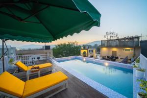 Swimmingpoolen hos eller tæt på Perfectstayz Premium Shanti Heritage near Harkipauri