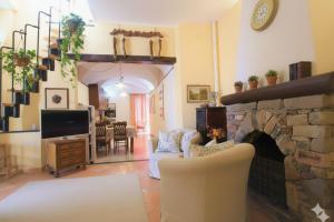 a living room with a stone fireplace and a television at da Patrick in Costarainera