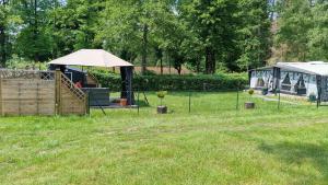 einen Pavillon und ein Zelt auf einem Feld in der Unterkunft Klimatisierter exklusiver Caravan mit 240 m umzäunten Stellplatz in Untergriesbach + 18 Fotos