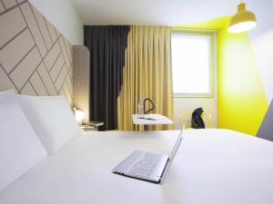 Postel nebo postele na pokoji v ubytování Ibis Styles Paris Massena Olympiades