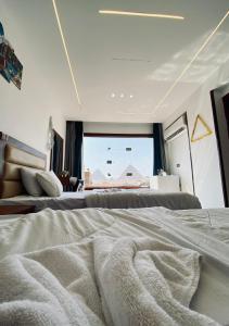 Ένα ή περισσότερα κρεβάτια σε δωμάτιο στο Pyramids Fort & free pickup shuttle