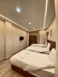 Postel nebo postele na pokoji v ubytování Pyramids Fort & free pickup shuttle