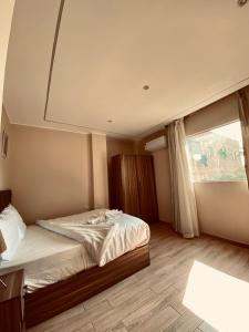 Postel nebo postele na pokoji v ubytování Pyramids Fort & free pickup shuttle