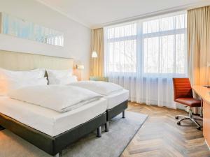 een hotelkamer met een bed en een bureau bij Mercure Hotel Koeln Belfortstrasse in Keulen +65 foto's