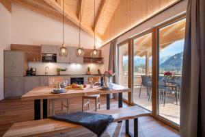 Una cocina y un comedor con mesa y sillas. en S'Mitterer, en Itter