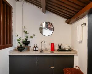 Kuchyň nebo kuchyňský kout v ubytování Aayu Church St - 7 mins to Esplanade, George Town + 77 fotografií