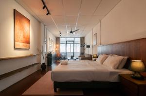 Postel nebo postele na pokoji v ubytování Aayu Church St - 7 mins to Esplanade, George Town