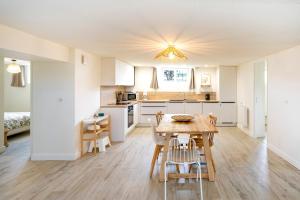 a kitchen and dining room with a table and chairs at Séjour Entre Océan et Centre-Ville in Hossegor