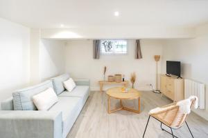 a living room with a couch and a table at Séjour Entre Océan et Centre-Ville in Hossegor