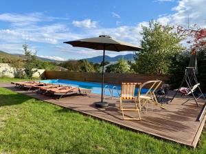 Bazén v ubytování Villa Saguramo nebo v jeho okolí