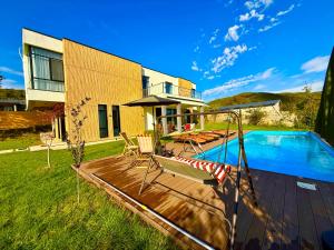 Bazén v ubytování Villa Saguramo nebo v jeho okolí