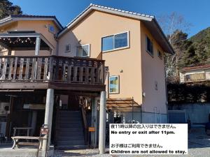 富士河口湖Orange Cabin Inn far from station的一栋没有入口或出口的房子