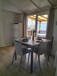 Η κουζίνα ή μικρή κουζίνα στο mobilhome 508