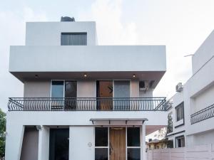 Fotografie z fotogalerie ubytování Ventara Bliss Bungalow by Palette Homes – 4 BHK | Pvt Pool | Lonavala v destinaci Kārli