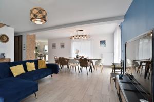 a living room with a blue couch and a table at Ker Ostrea - Moins dun km de la plage in Cancale
