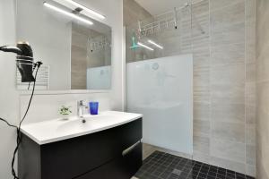 a bathroom with a white sink and a shower at Ker Ostrea - Moins dun km de la plage in Cancale +13 photos