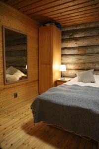 Una cama o camas en una habitación de Log Chalet Tallero