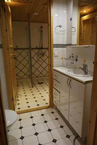 Un baño de Log Chalet Tallero 17 fotos más