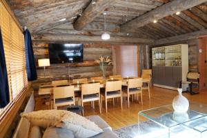 Una televisión o centro de entretenimiento en Log Chalet Tallero