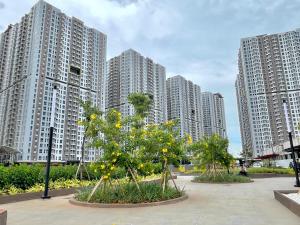 eine Gruppe hoher Gebäude mit Bäumen in einem Park in der Unterkunft Apartment Tokyo Riverside By Seagull Luxury Apartment in Gedong