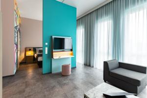 Μια τηλεόραση ή/και κέντρο ψυχαγωγίας στο Holiday Inn - the niu, Pax Berlin Airport by IHG