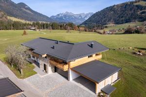 una vista aérea de una casa con techo negro en S'Mitterer, en Itter