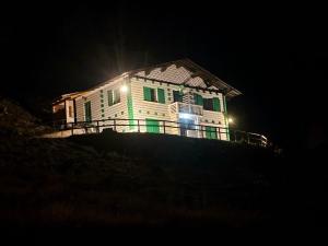 Budova, kde se chata nachází