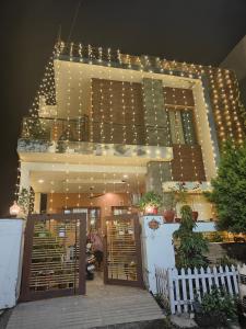 un edificio con un montón de luces. en lake & woods-a boutique lakeview property, en Bhimtal