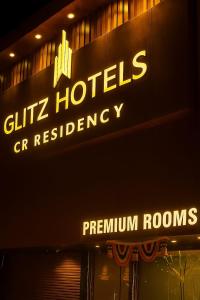 un panneau sur le côté d'un bâtiment dans l'établissement CR Residency By Glitz Hotels, à Mumbai