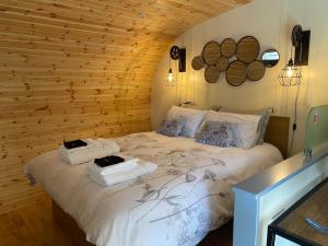 une chambre avec un lit avec des serviettes dessus dans l'établissement Willowbrook Luxury Log Cabin with private hot tub, à Kings Norton