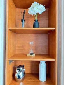 a wooden shelf with vases and a vase on it at Le Pignon - TV, 1min de la Mer, Central in Saint-Jean-de-Monts