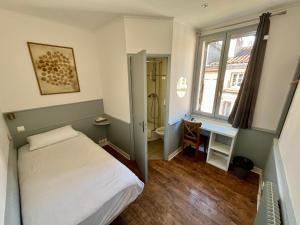 Postel nebo postele na pokoji v ubytování Arnaud Bernard Hôtel