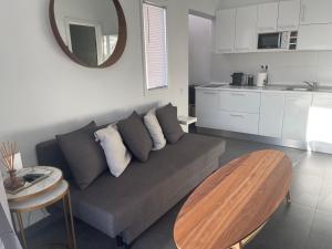 a living room with a couch and a table at Bungalow Maspalomas, Jacuzzi in Maspalomas