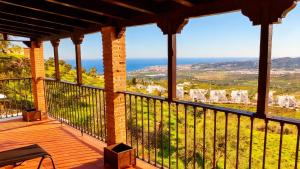 balkon z widokiem na ocean w obiekcie Villa Clara beautiful villa, heated pool, 10 min beach by Rentasunnyplace w mieście Arenas