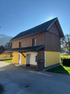 MichaelerbergSki und Wander Ferienhäuser Galsterberg-Blick Pruggern - Schladming-Dachstein的一个带车库的大型木制谷仓