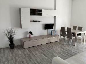 TV a/nebo společenská místnost v ubytování Trilocale Via Veneto - F&L Apartment + 6 fotografií