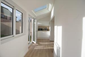 - un couloir d'une maison avec une lucarne dans l'établissement Coliving Henri Barbusse - salle de sport - chambres avec SDB privative, au Mans