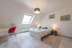 a bedroom with a bed and a desk and a window at Bel appartement au centre Colmar stationnement in Colmar