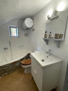 Ένα μπάνιο στο Rose Home