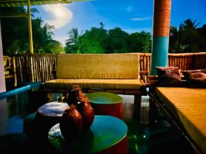 Balkón nebo terasa v ubytování Bhūma