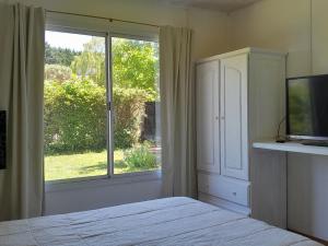 Televiisor ja/või meelelahutuskeskus majutusasutuses Tu casita en sierras