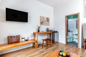 TV a/nebo společenská místnost v ubytování Amadha Villas Retreat - Free Tuk-Tuk Service To the Beach