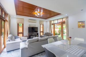 Khu vực ghế ngồi tại 4 Bed Songthai - 5