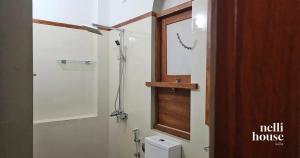 ゴールにあるnelli houseのバスルーム(トイレ付)、木製のドアが備わります。